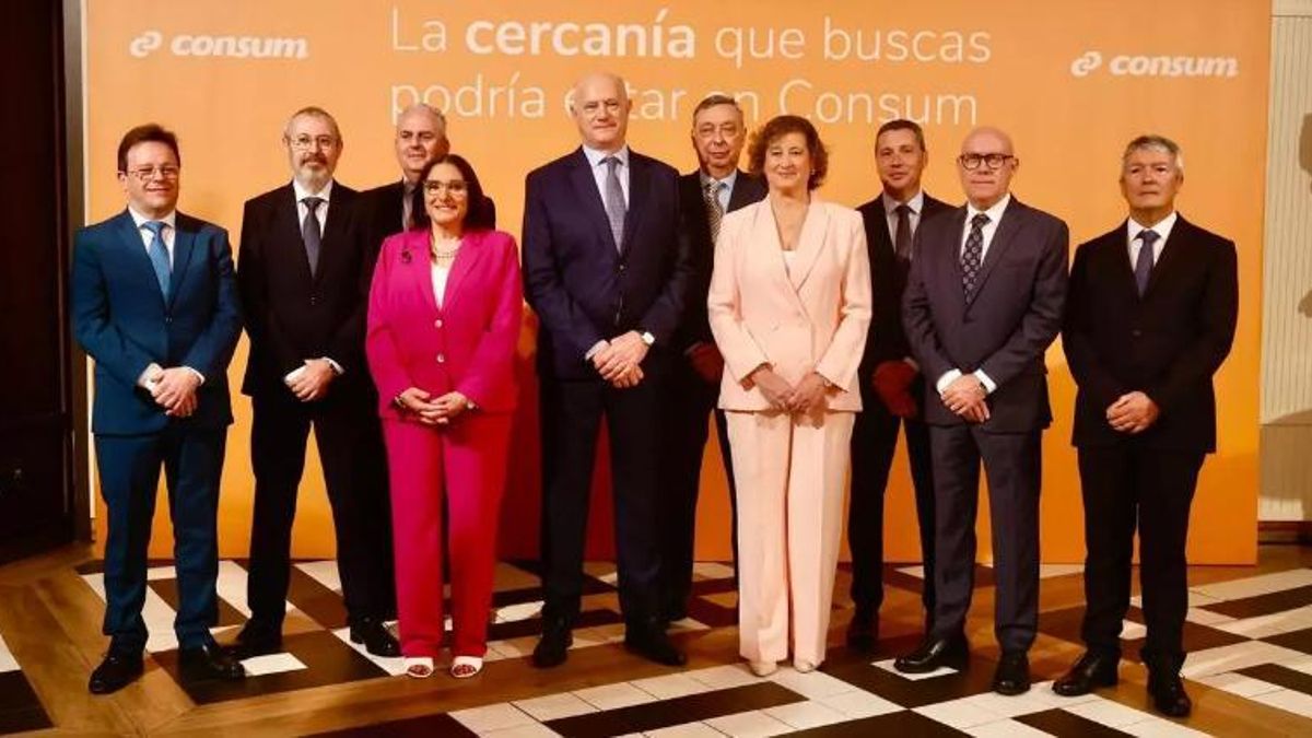Antonio Rodríguez, director general de Consum, con el resto del equipo directivo