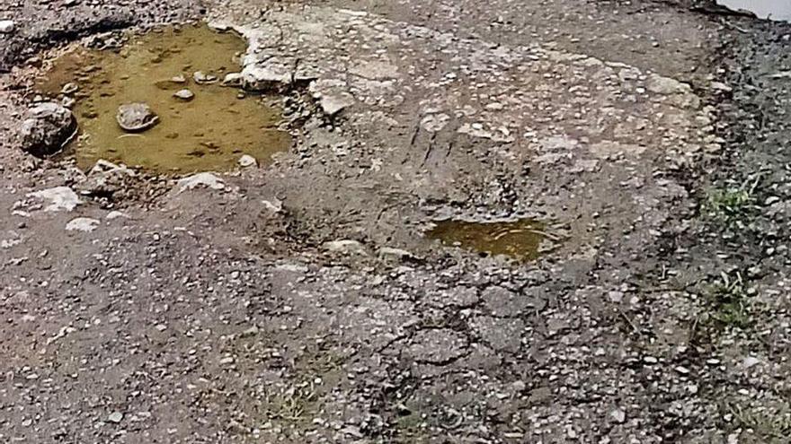 Baches en la carretera de El Carbu, en San Martín.