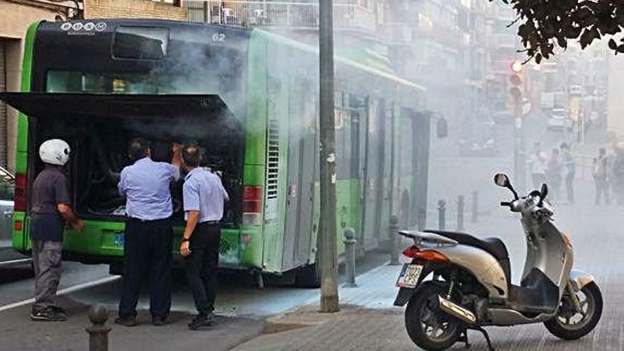 Crema el motor d&#039;un bus urbà de Manresa al carrer del Bruc