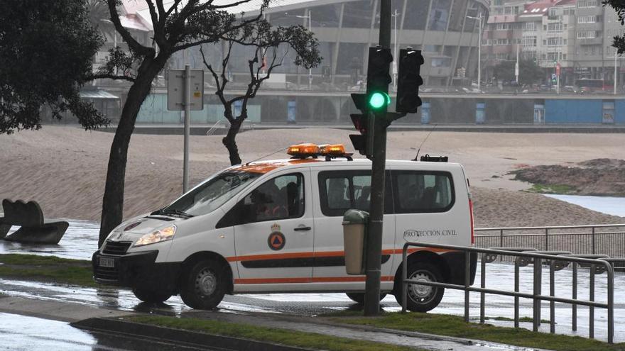 Vehículo de Protección Civil ayer en el paseo.