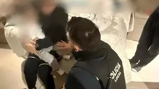 Dos policías salvan la vida a un bebé que se ahogaba en su casa de Onda