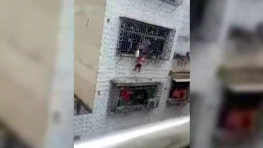 Rescatada una niña en China que se había quedado colgada de un balcón