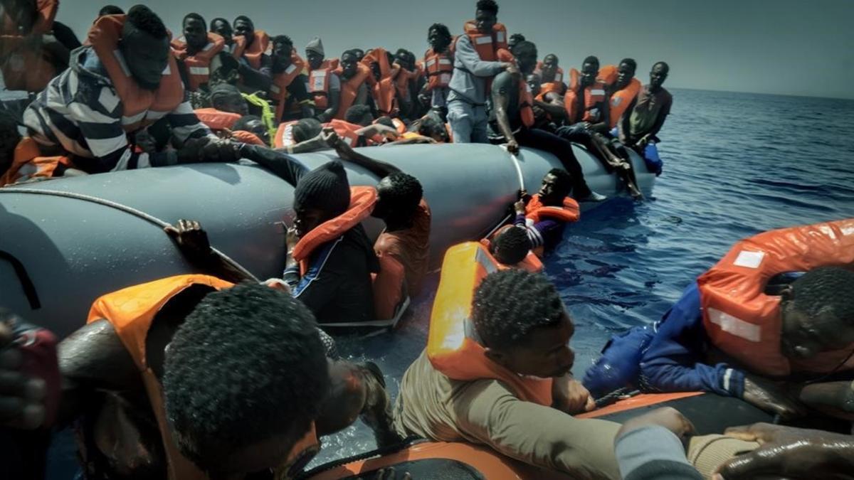 Rescate en alta mar de una barca repleta de inmigrantes y refugiados africanos, en aguas de Libia, este verano.