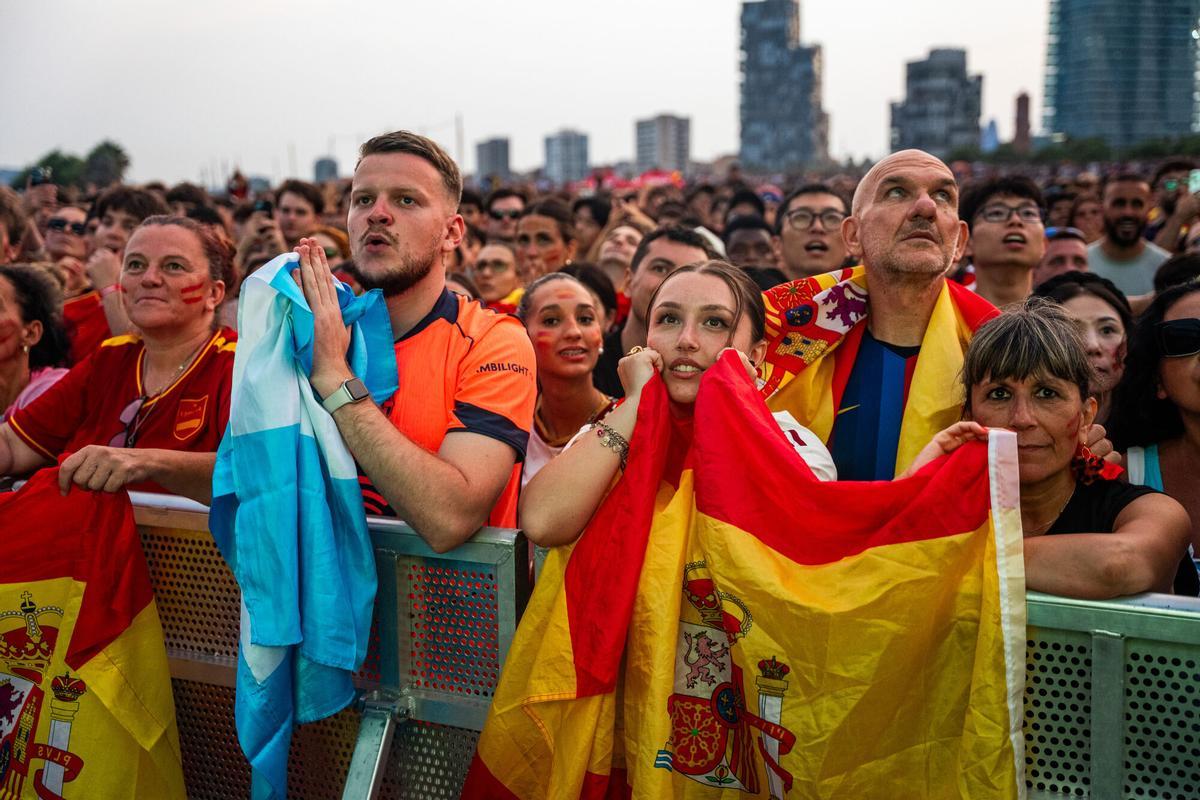 Aficionados de la selección española y de la selección argentina siguen la final del Mundial 2026 en la pantalla gigante situada en la Plataforma Marina del Fòrum