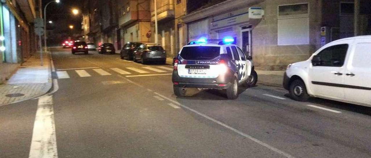 Un vehículo de la Policía Local de Bueu patrulla por el casco urbano. // Gonzalo Núñez