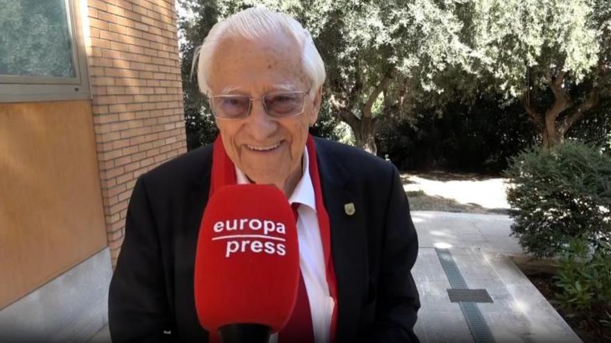 El padre Ángel sigue sonriendo: recibe el alta hospitalaria ras su preocupante ingreso