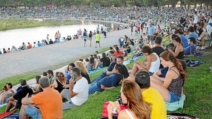 Gentada en l&#039;edició de l&#039;any passat del castell de focs, que se celebrarà aquest diumenge al parc de l&#039;Agulla