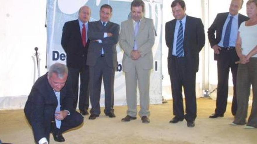 El expresidente de la Comunidad, Ramón Luis Valcárcel, durante la colocación de la primera piedra de la desaladora.