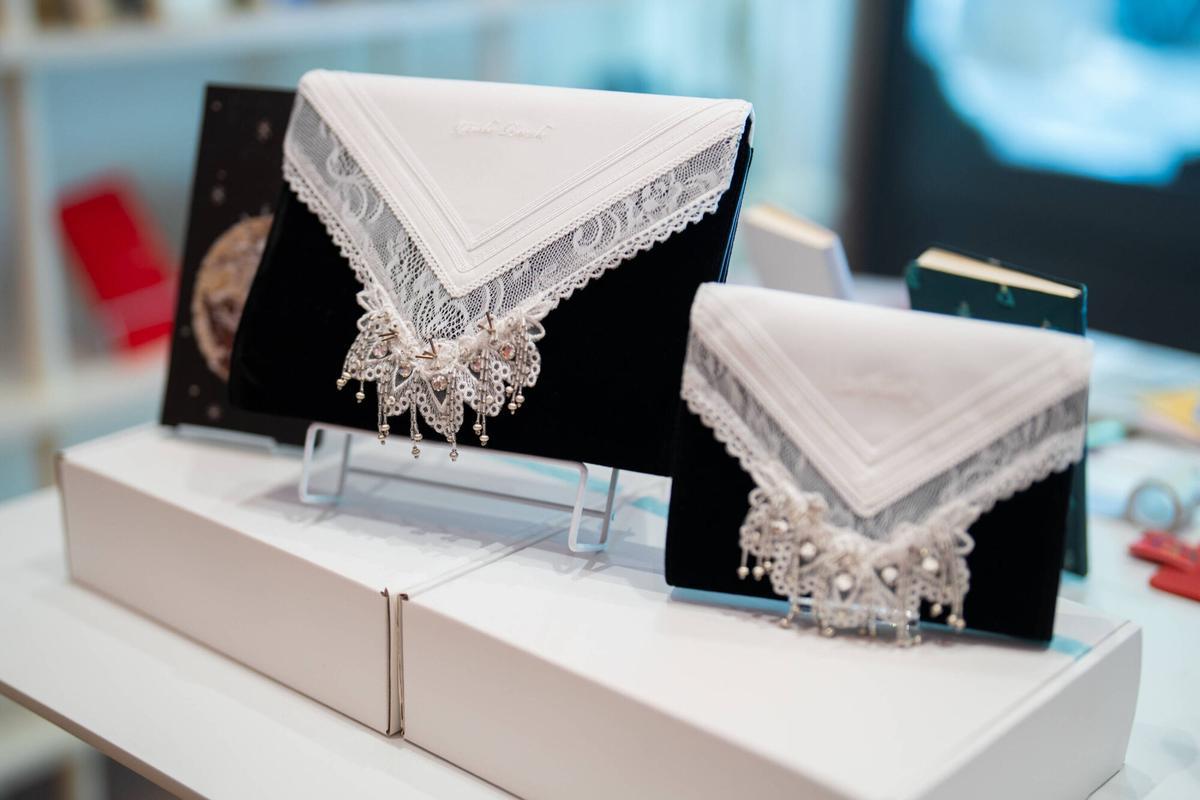 Barcelona. Ambiente en la papelería Entropía durante la exposición de las nuevas agendas Hobonichi, con visitantes descubriendo los diferentes diseños y modelos antes de su salida a la venta. 25 de agosto de 2026. Cultura. AUTOR: ZOWY VOETEN
