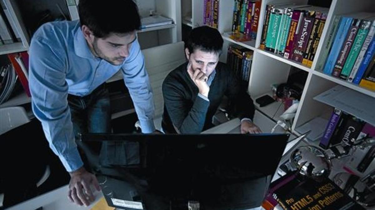 Juan Padilla y Aaron Jiménez, de la empresa barcelonesa ProDigitalWeb, que alojaba información en Megaupload, ayer.