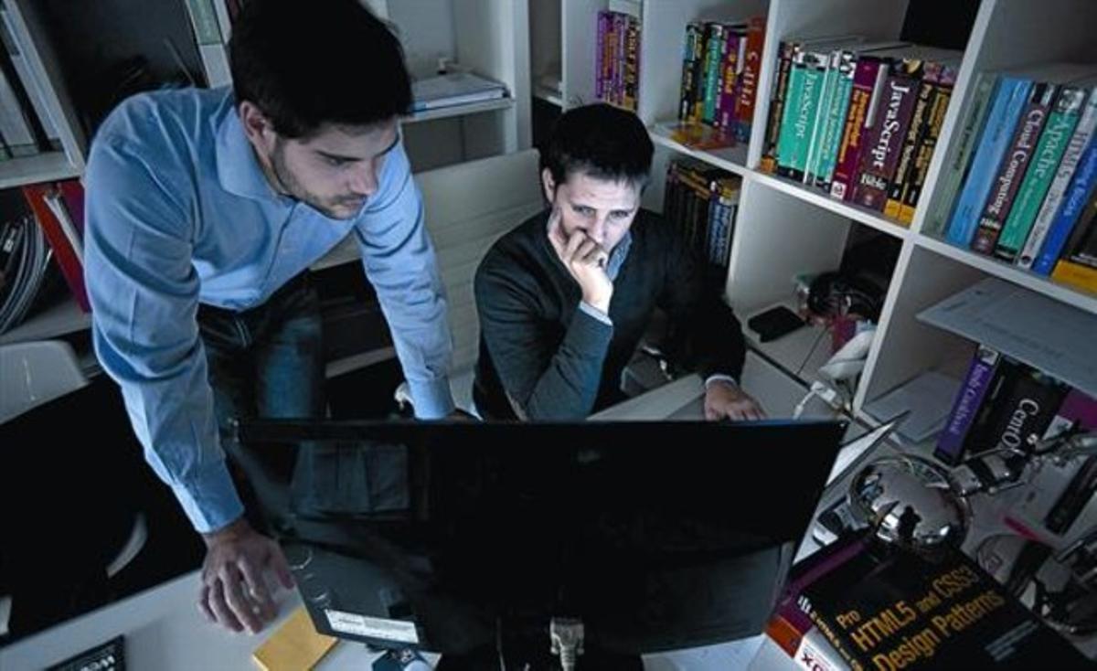 Juan Padilla i Aaron Jiménez, de l’empresa barcelonina ProDigitalWeb, que allotjava informació a Megaupload, ahir. Juan Padilla i Aaron Jiménez, de l’empresa barcelonina ProDigitalWeb, que allotjava informació a Megaupload, ahir.