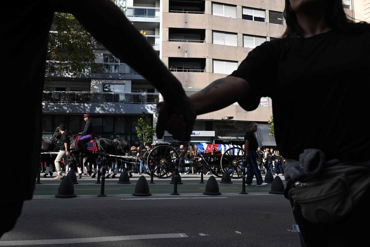 The funeral cortege of Uruguays former President Jose Pepe Mujica makes its way in downtown Montevideo, on May 14, 2025, a day after his death. Mujica, an ex-guerrilla fighter and hero of the Latin American left, died on May 13, 2025 at the age of 89. The humble leader -- who once spent a dozen years behind bars for revolutionary activity -- lost his battle against cancer after announcing in January the disease had spread and he would stop treatment. (Photo by Eitan ABRAMOVICH / AFP)