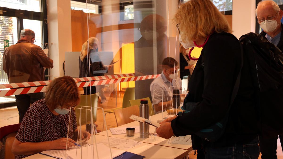 Una dona votant en un centre electoral al centre de Berlín, el 26 de setembre del 2021