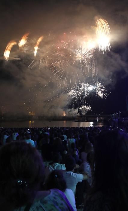 El espectáculo pirotécnico de más de veinte minutos vuelve a maravillar a los miles de vigueses que se desplazaron a Bouzas y alrededores.