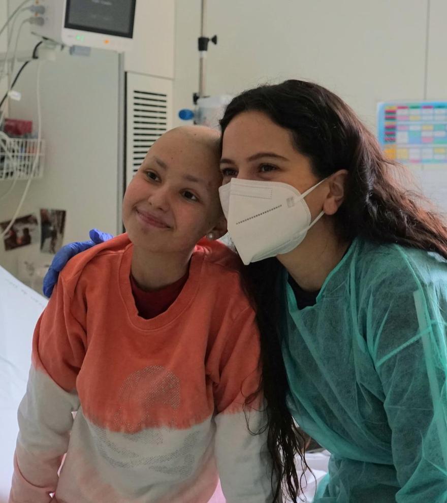 Rosalía visita por sorpresa a los niños con cáncer del Hospital Sant Joan de Déu de Barcelona