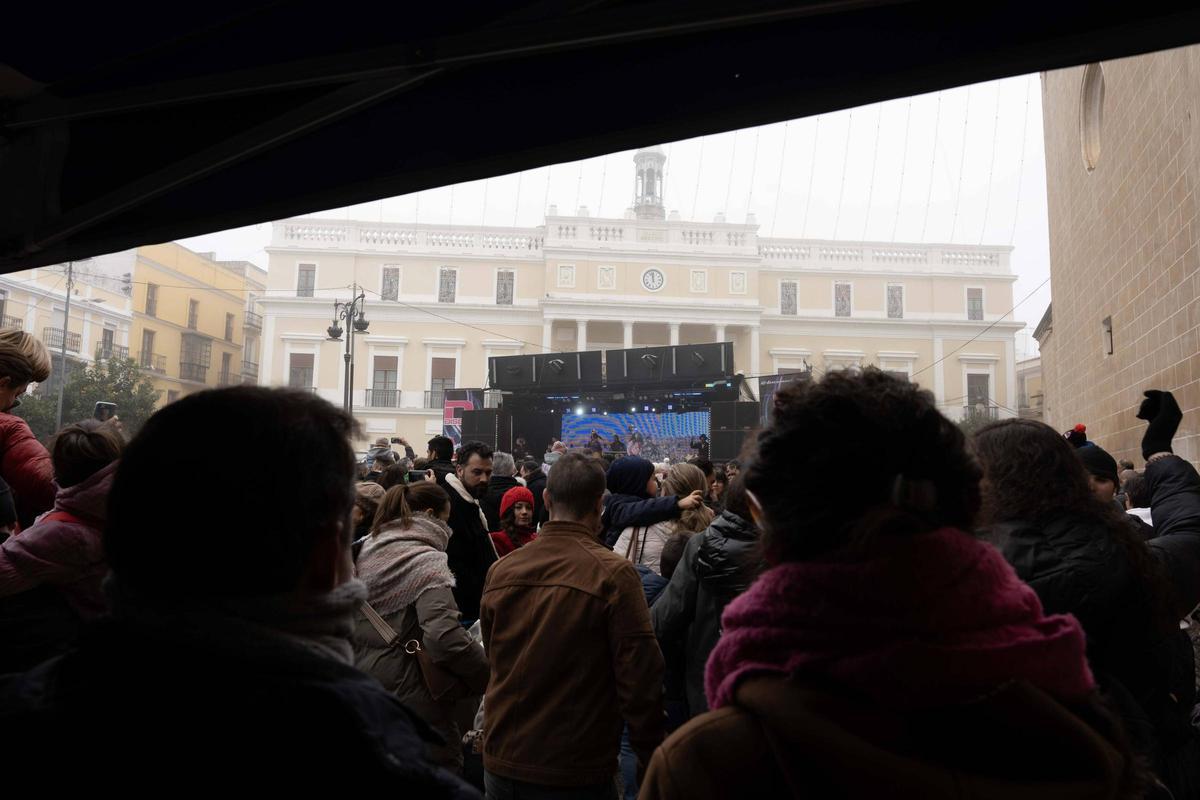Los niños pacenses se comen las uvas de gominola en las campanadas de San Juan