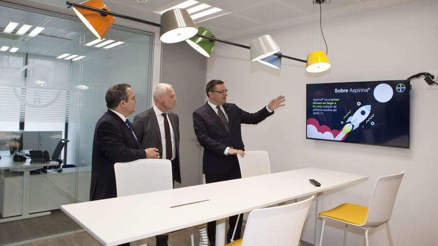 Por la izquierda, Pola, Krause y Álvarez, en una de las salas del nuevo edificio de Bayer en Lada.