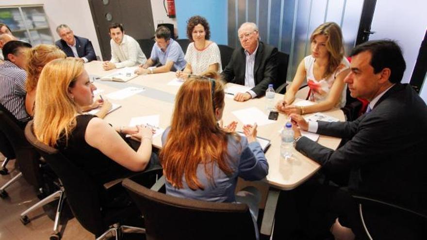 Fernando Martínez Maíllo (derecha) preside la reunión de los procuradores en la sede de los populares.