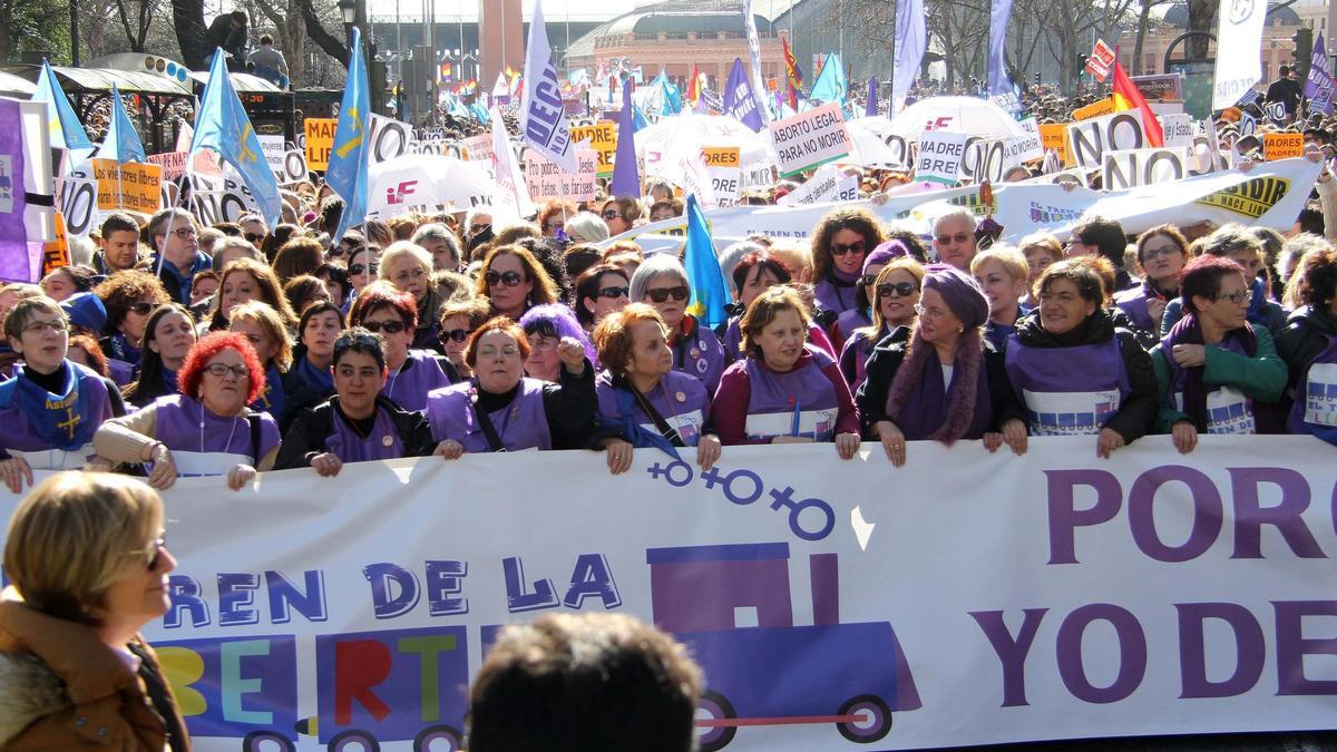 Cabecera de la manifestación en Madrid, con representantes del feminismo asturiano, en 2014, contra la &quot;ley Gallardón&quot; sobre el aborto.