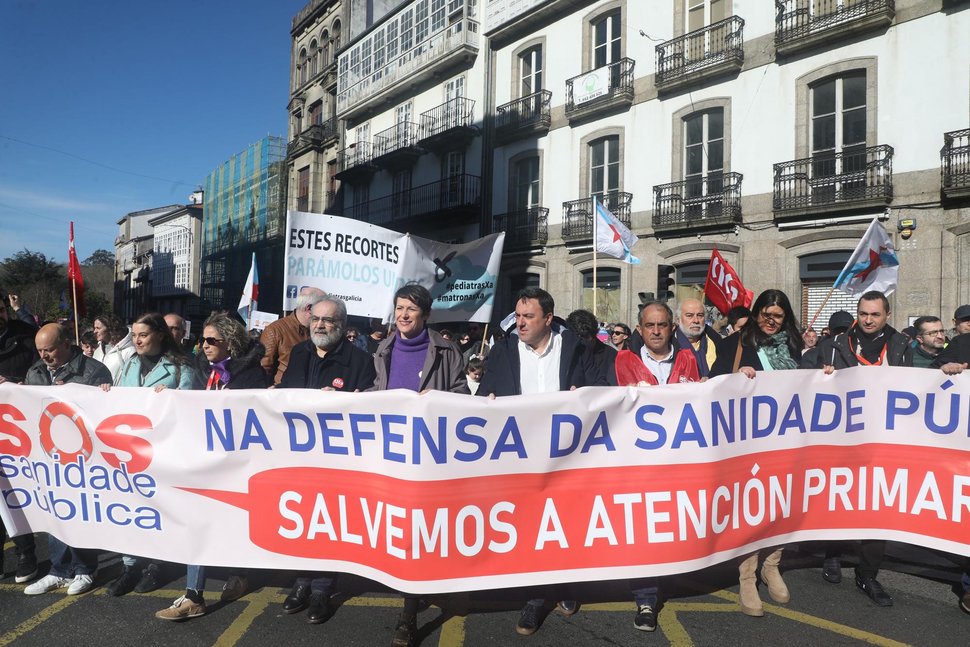 Pancartas arriba por una sanidad pública a la altura de los gallegos