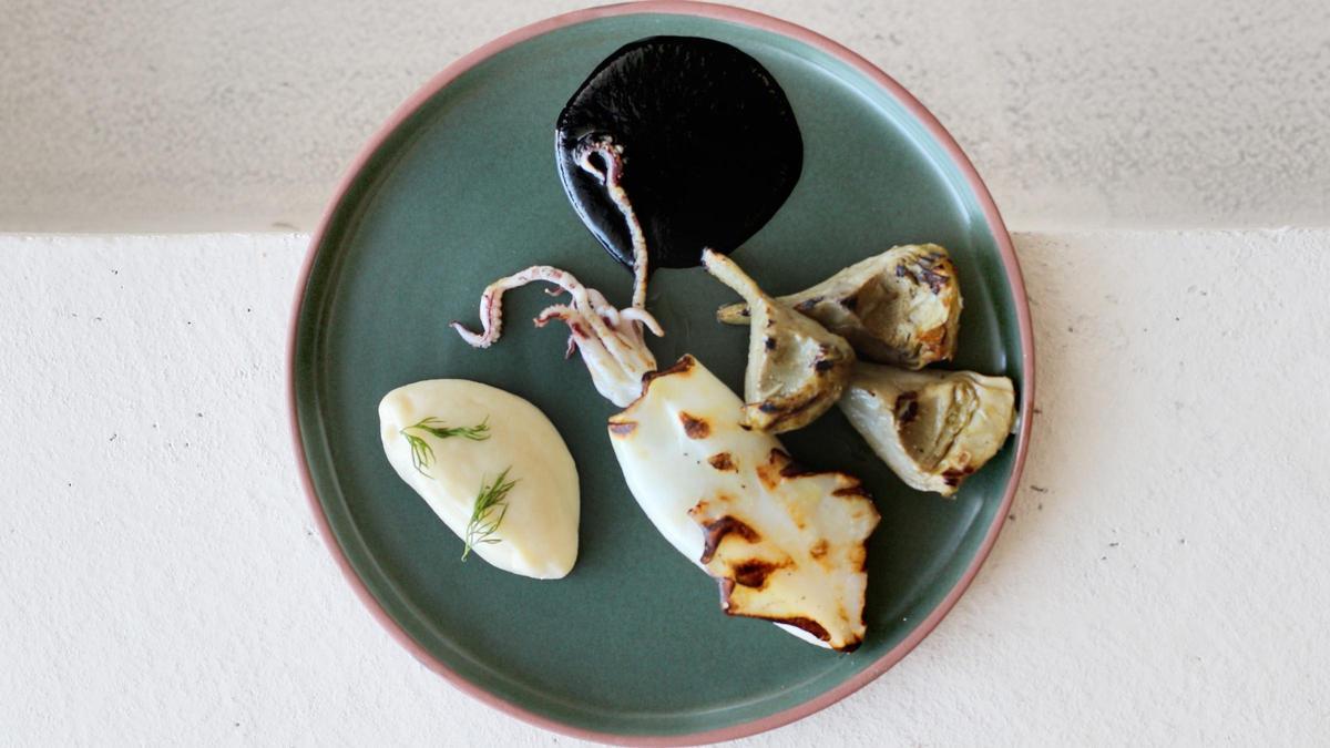 El calamar a la brasa con salsa de tinta y alcachofas de Fiskebar.
