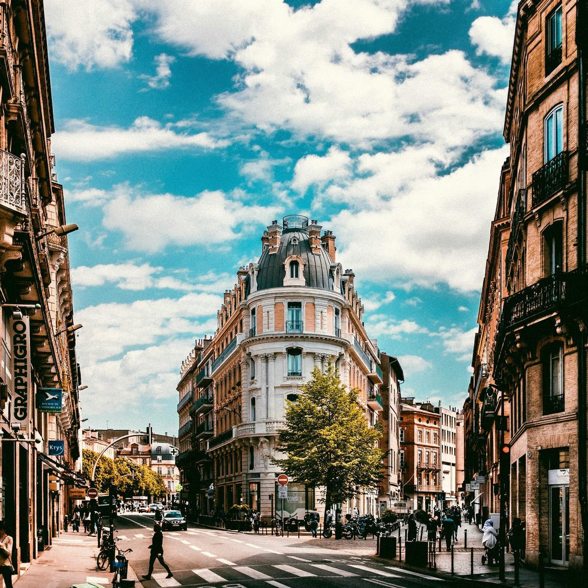 Los edificios de Toulouse reflejan el sol con una tonalidad mágica