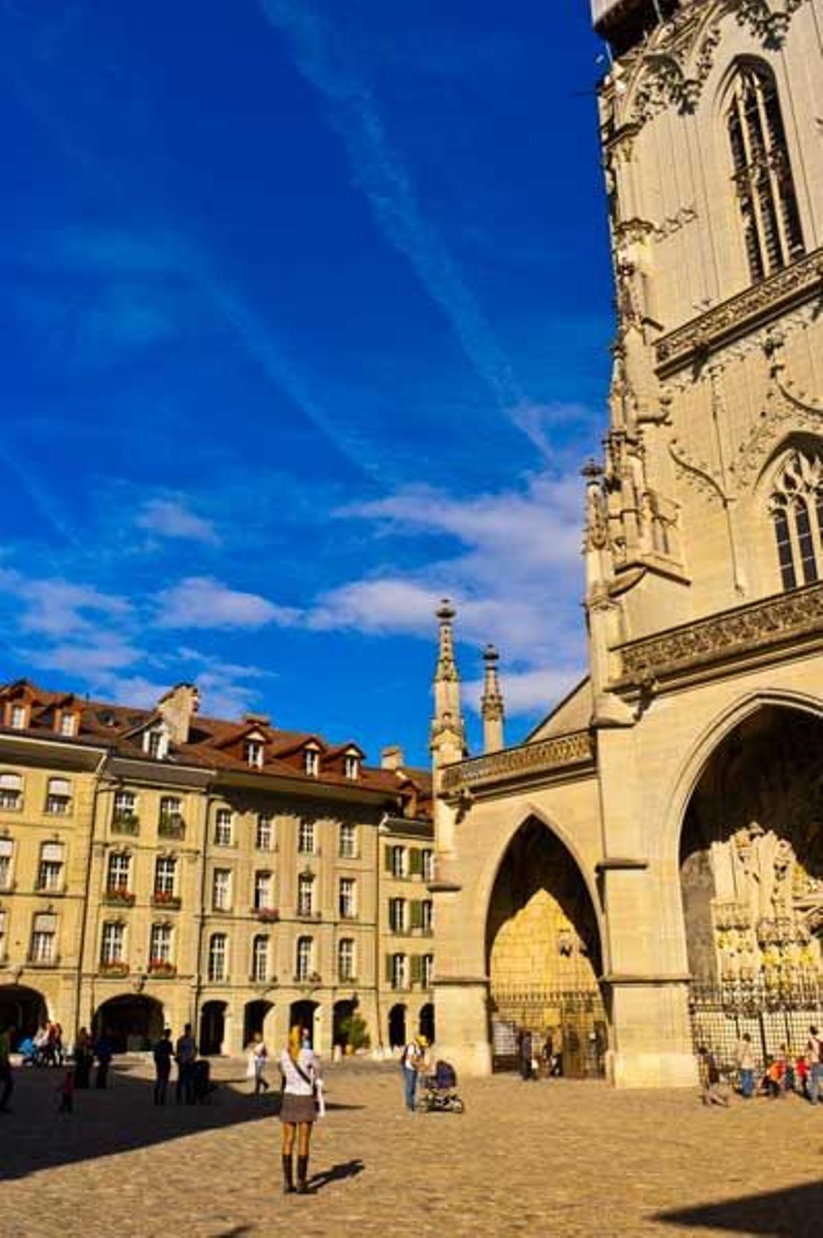 Plaza de la Catedral de Berna y fachada de la misma.