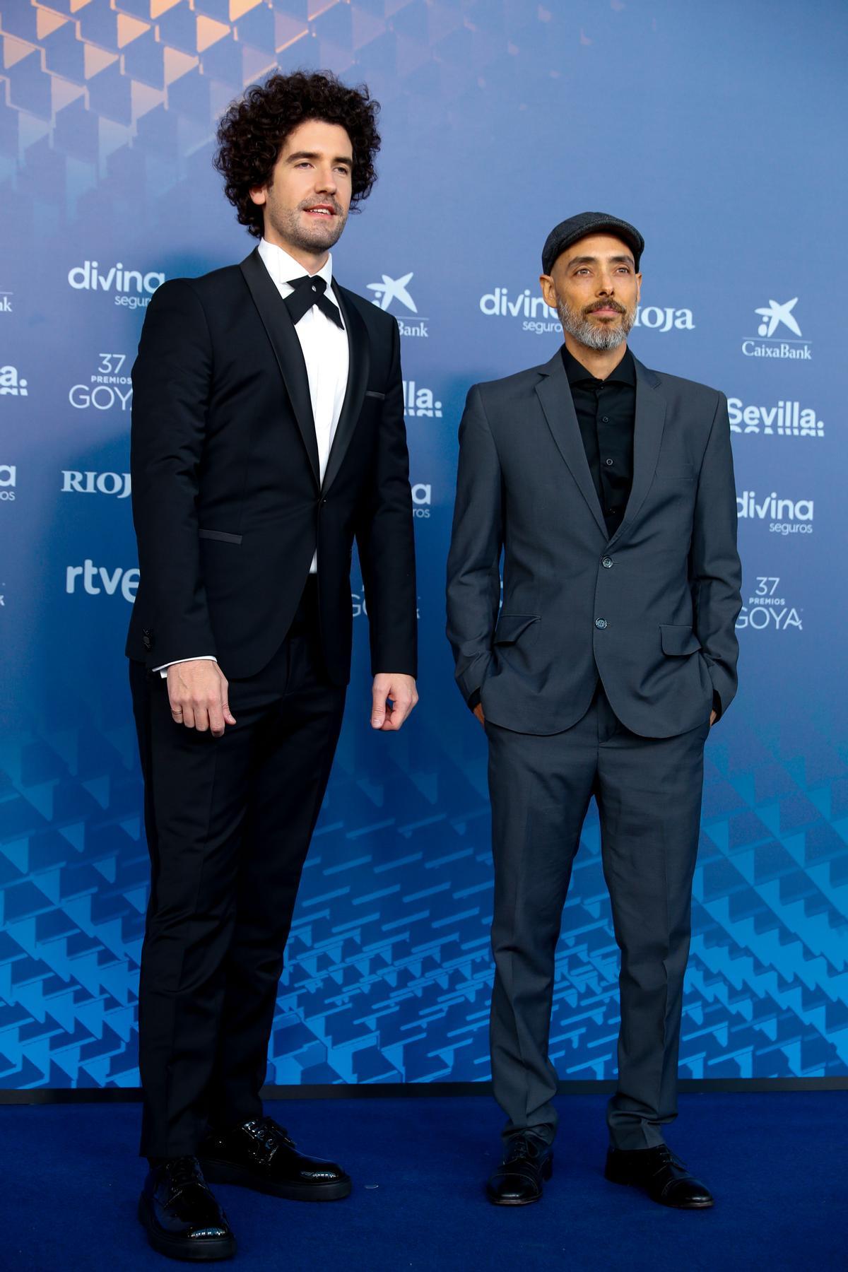 SEVILLA 11/02/2023.- Pablo Polledri (d) animador nominado a mejor cortometraje de animación por Loop, posa para los medios gráficos en la alfombra roja de la XXXVII Gala de los Premios de la Academia de Cine, los Goya, que se celebra este sábado en el Palacio de Congresos y Exposiciones FIBES de Sevilla. EFE/ Jorge Zapata