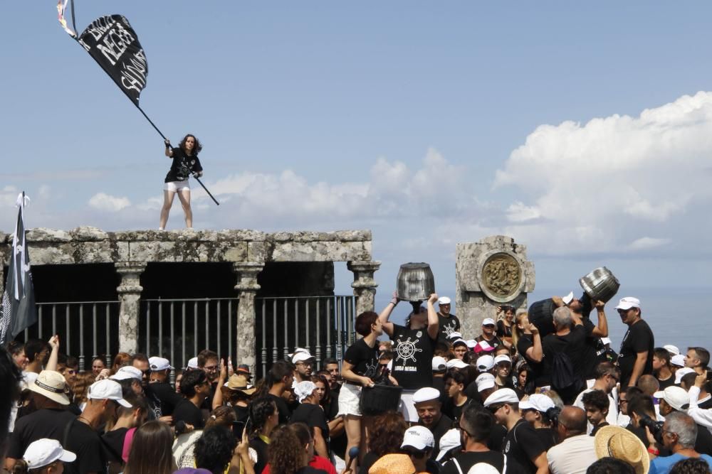 Juramento con vino a trescientos metros de altura. La guardesa fiesta del Monte congrega a miles de personas en Santa Trega