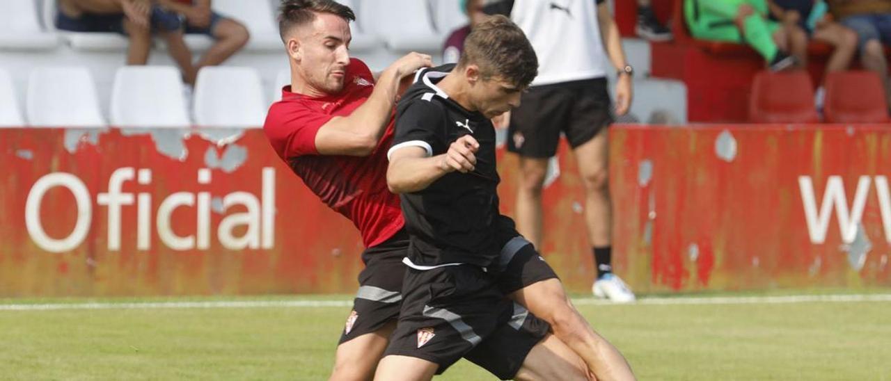Pablo García pugna con Pol Valentín durante un partido de entrenamiento en Mareo. | Marcos León