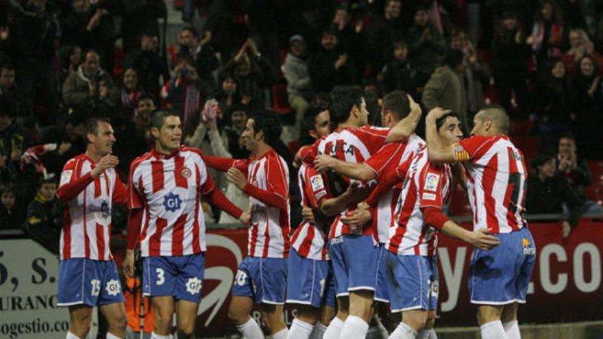 Els jugadors del Girona s&#039;abracen i es feliciten després d&#039;un gol d&#039;aquesta temporada.