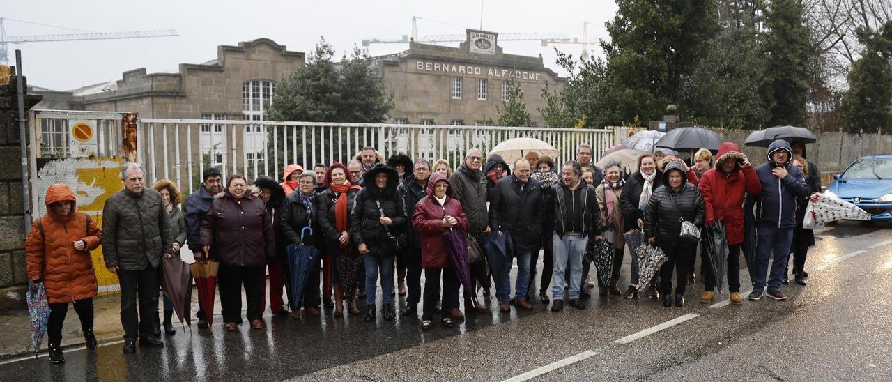 Extrabajadores de Alfageme que iniciaron esta lucha, en enero ante la factoría de Bouzas.