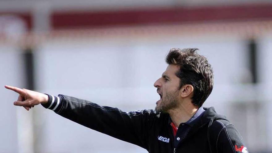 Iván Ania da instrucciones en un partido del Caudal.