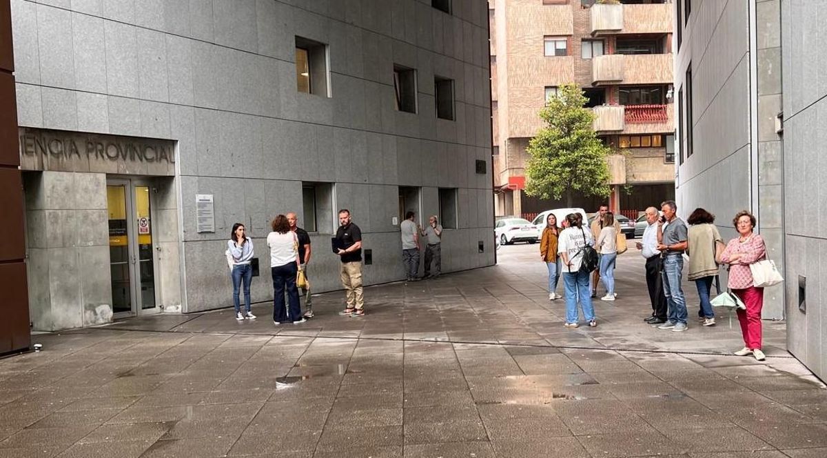 Usuarios en el exterior de los Juzgados de Oviedo.