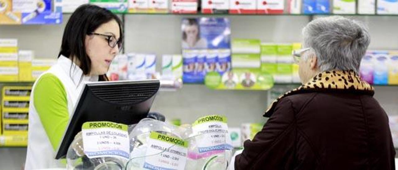 Imagen de archivo de dispensación de medicamentos en una farmacia.  Foto: Levante-EMV.