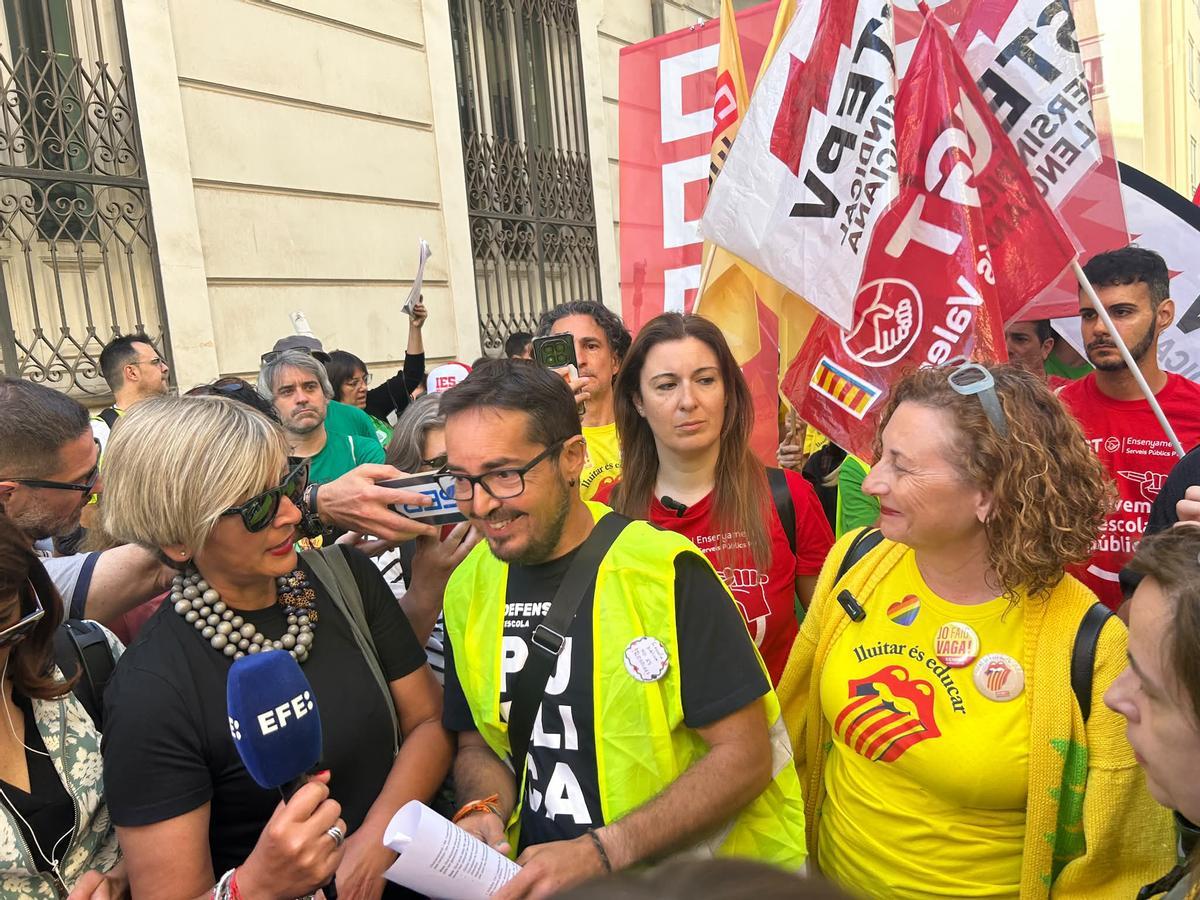 Jaume Olmos, director del CRA de Benavites en la concentración ante las Corts