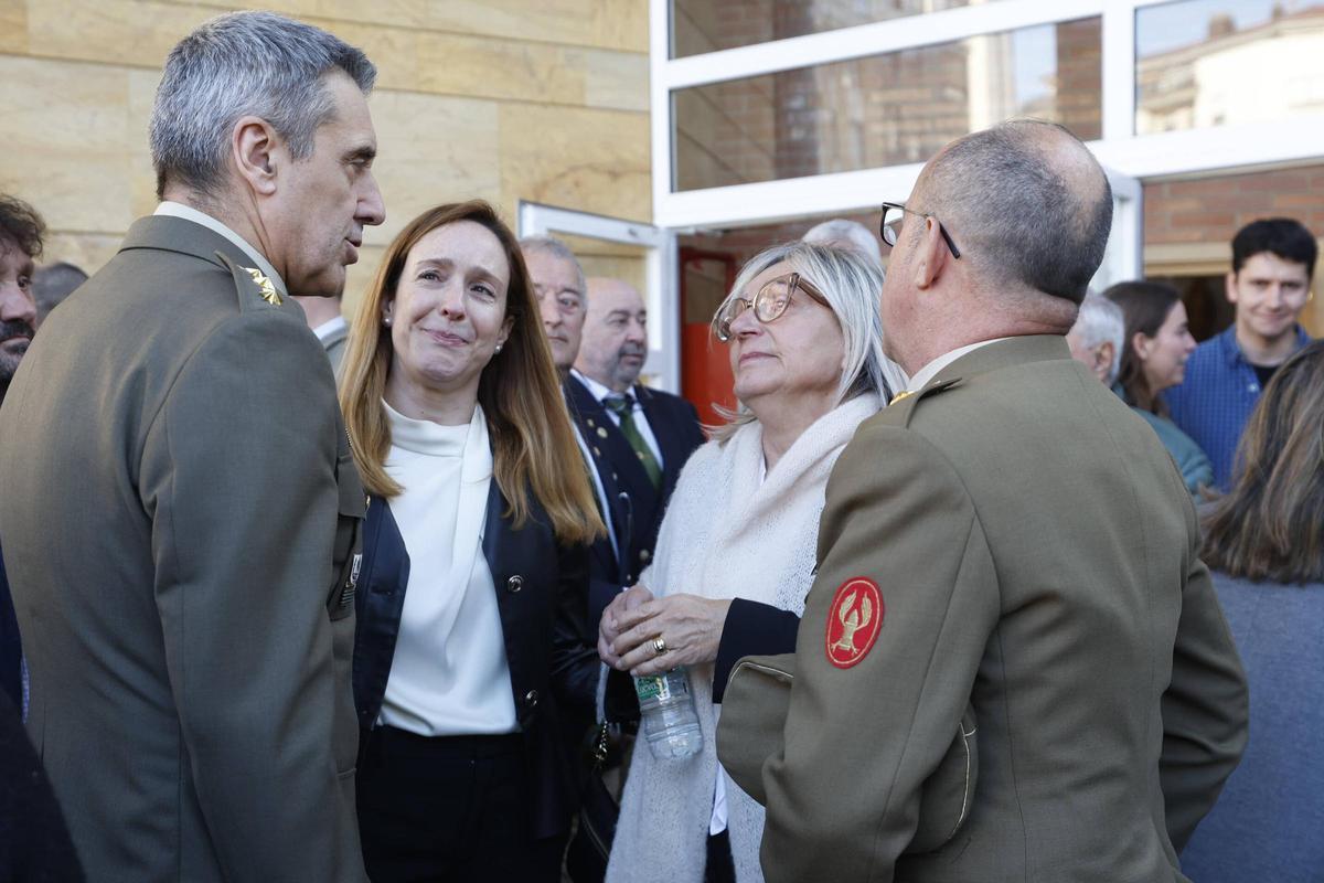 El coronal Moreno y el comandante Pina expresan sus condolencias a la viuda y una de las hijas de Baldomero Argüelles.