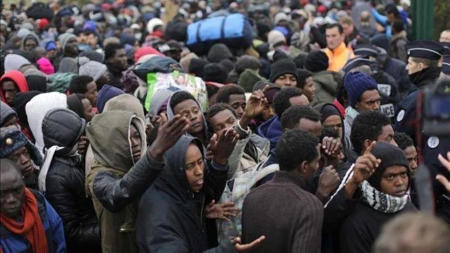 Las autoridades francesas desmantelan en calma el campamento de Calais