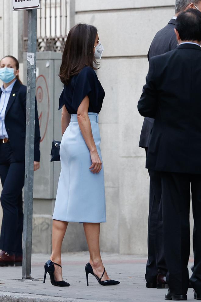 Doña Letizia con falda azul de Hugo Boss