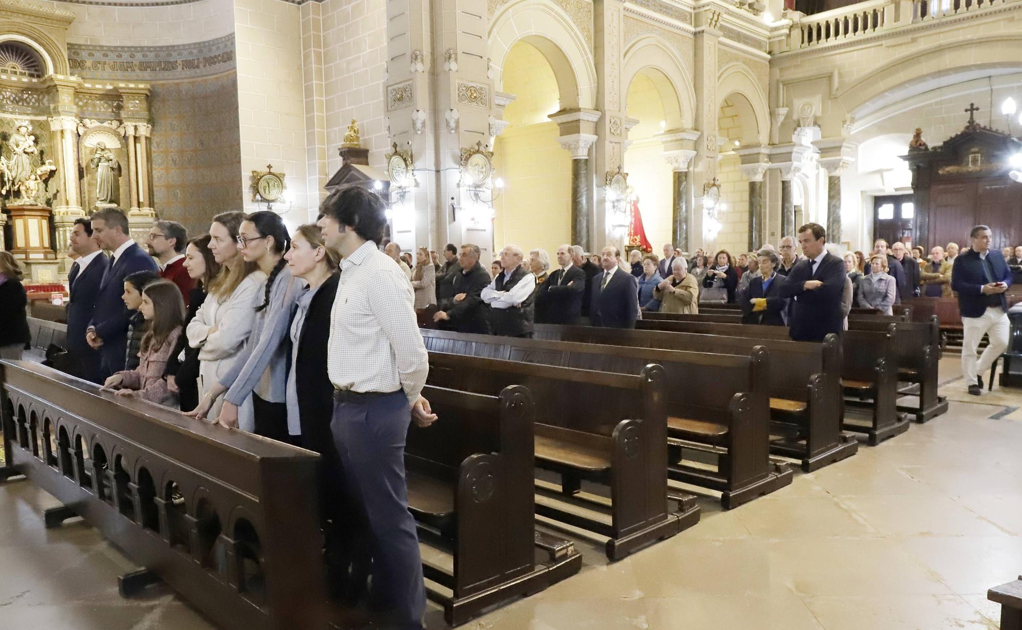 Sentida despedida a Anselmo López Acha, recibido en la iglesia con el himno del Oviedo
