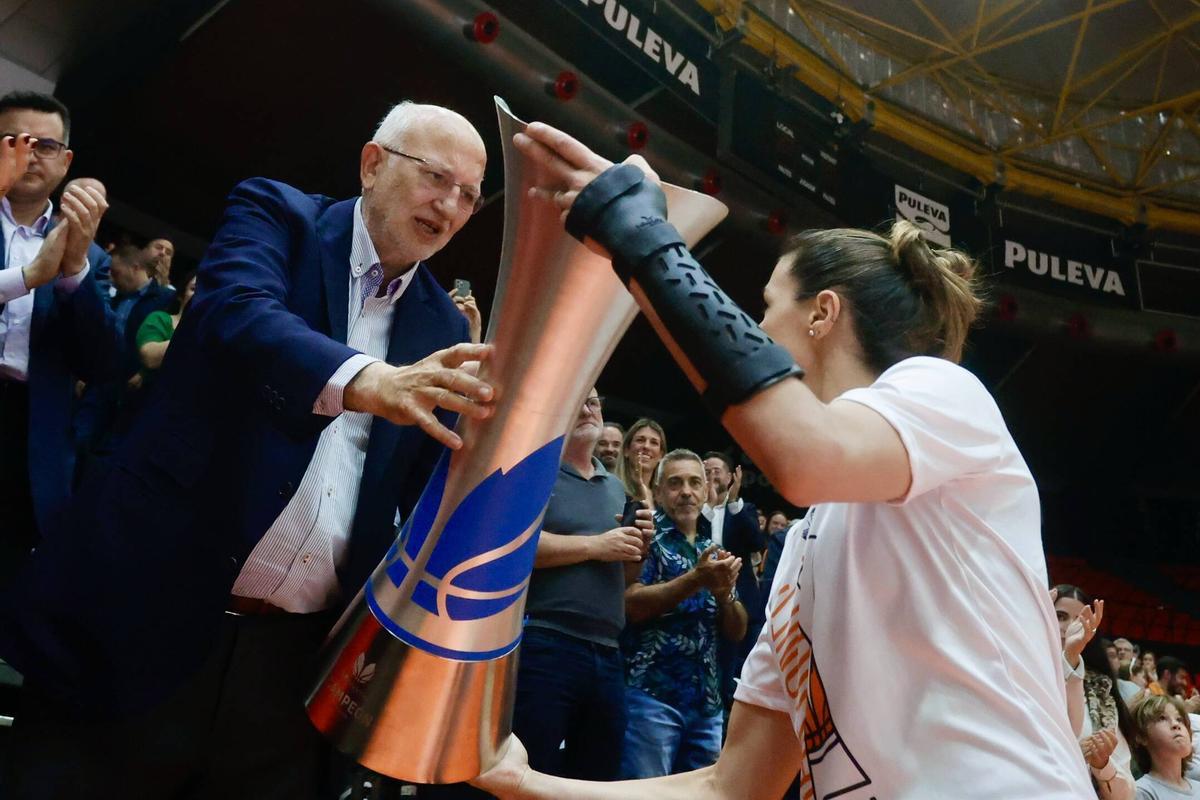 Queralt Casas entrega el trofeo de la Liga a Juan Roig