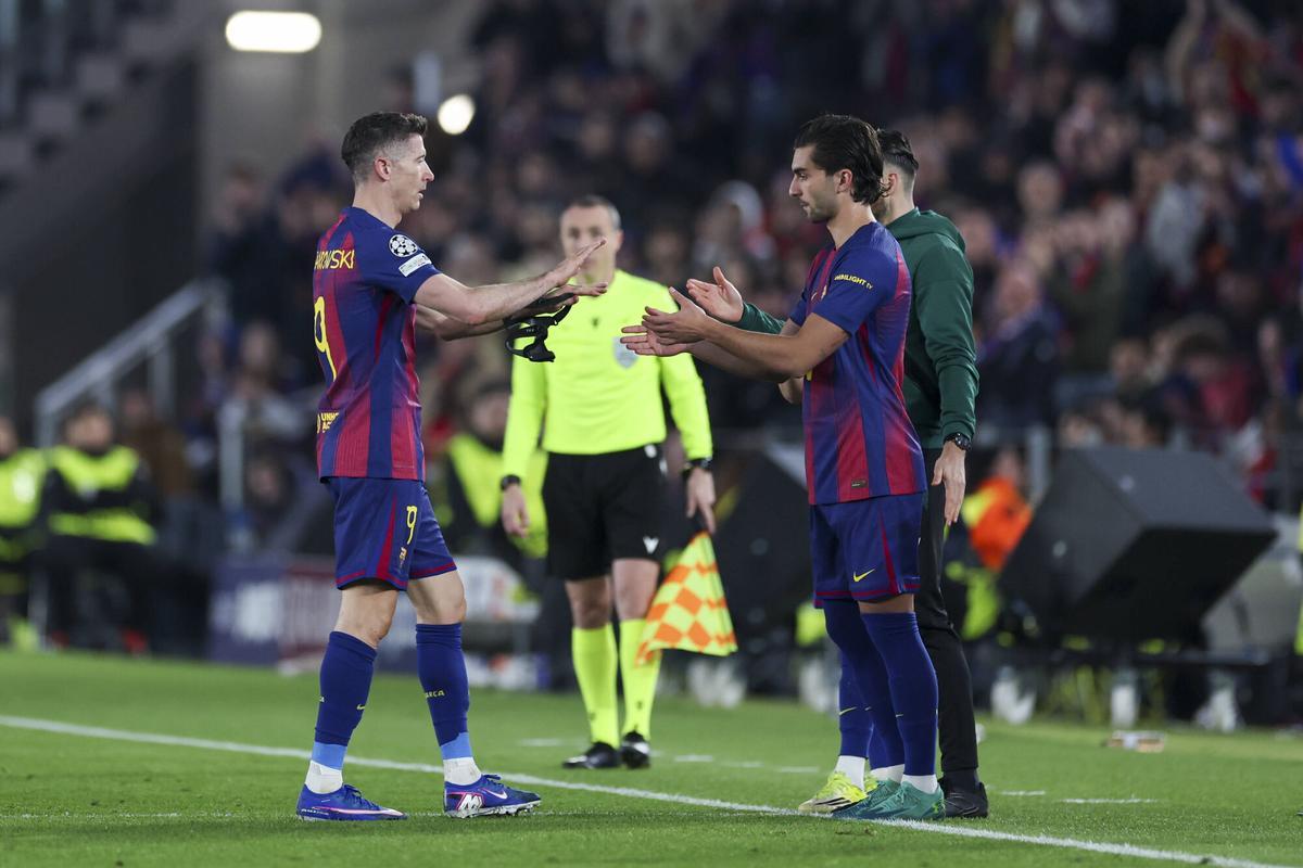 Ferran Torres sustituye a Robert Lewandowski en un partido del FC Barcelona
