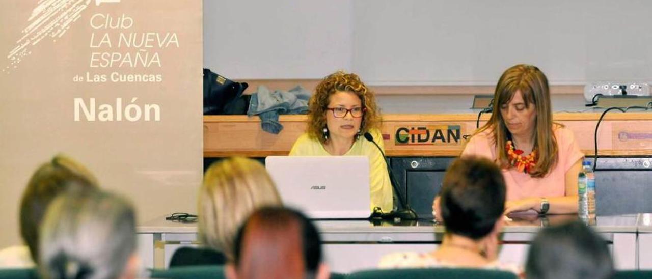 Liliana Cabo (izquierda), junto a Silvia Martínez, coordinadora del Club LA NUEVA ESPAÑA en el Nalón.