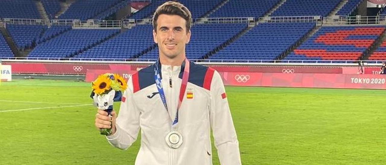 Iván Villar con su medalla olímpica de plata, ayer en Tokio.