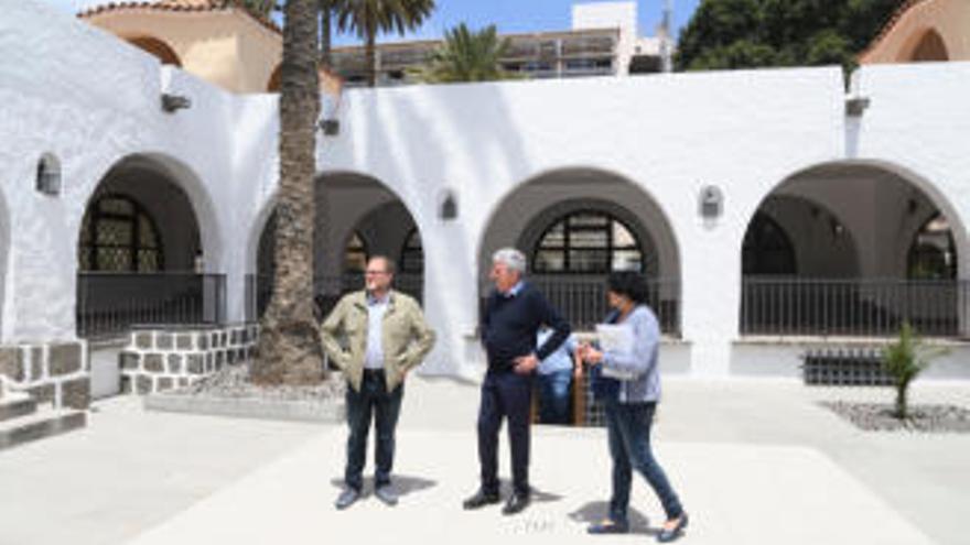 Pedro Quevedo visita el Bodegón del Pueblo Canario.