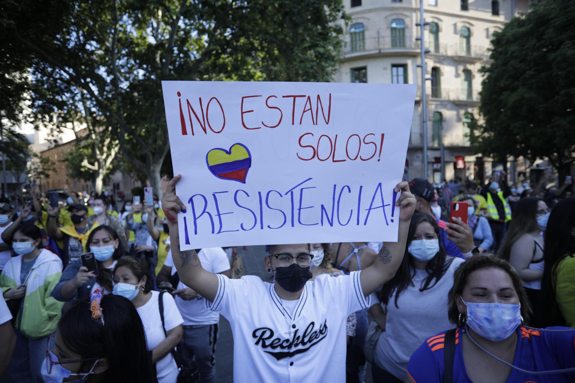 Más de 500 personas se manifiestan en Palma por la libertad de Colombia