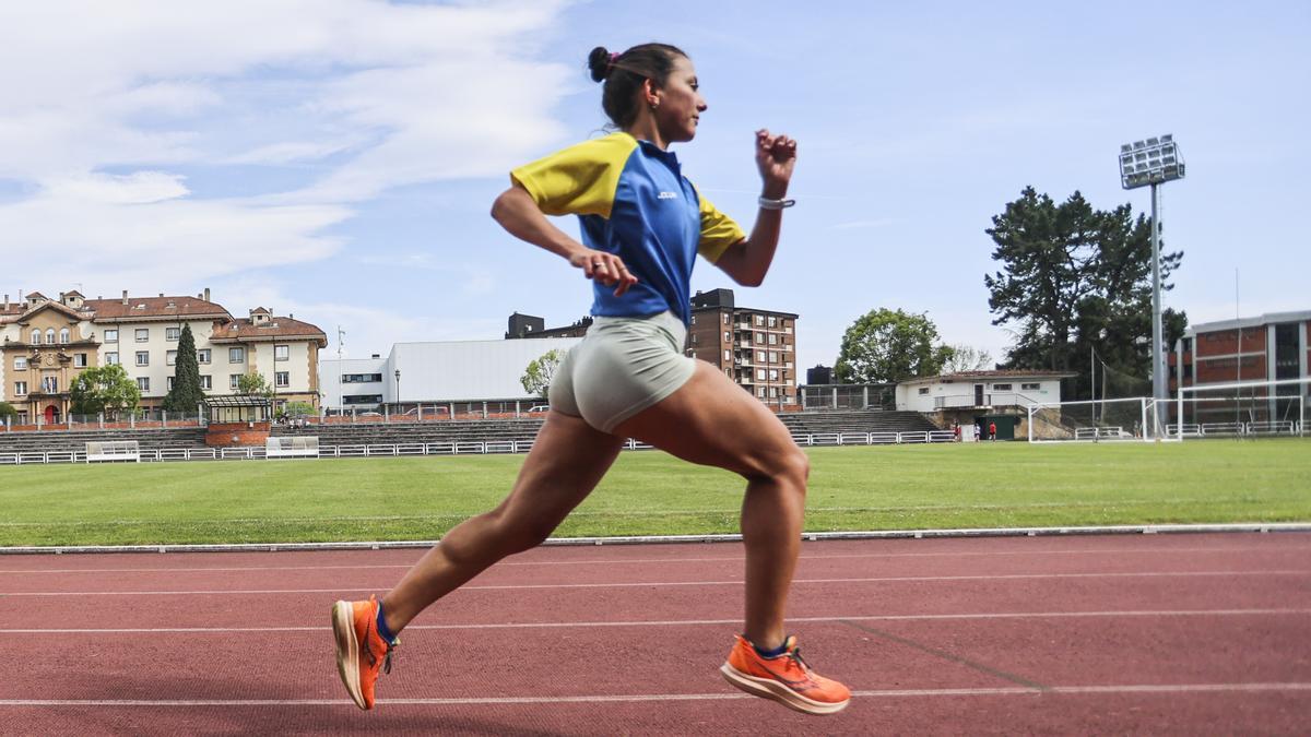 Atleta llanerense que estudia becada en Estados Unidos, Ainhoa Brea, en el CAU