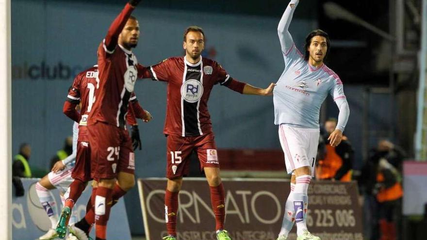 Deivid agarra a Larrivey, en presencia de Bebe, en el Celta-Córdoba de esta temporada.