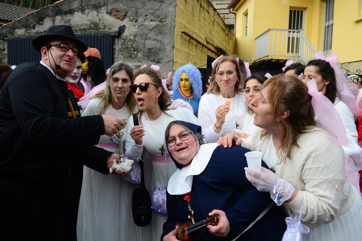 Comparsa A Cojonuda en Aldán