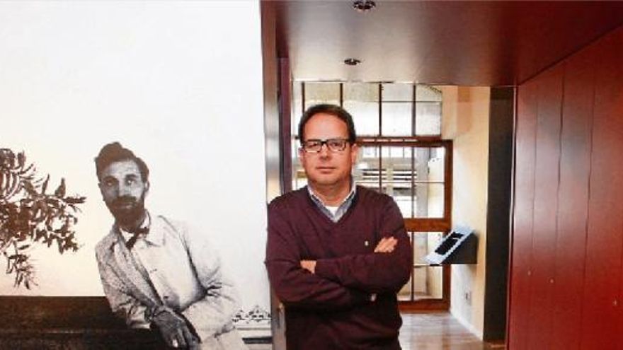 Jordi Falgàs desembolica una de les obres d'art acabada de restaurar.